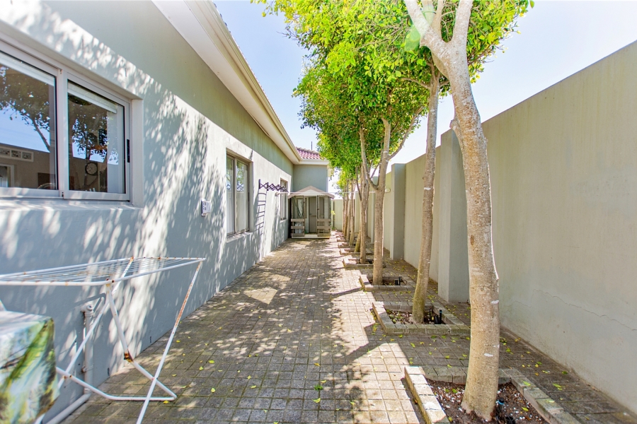 5 Bedroom Property for Sale in Myburgh Park Western Cape